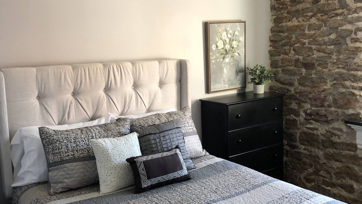 Iola Apartment | The Zahn suite is on the historic square in Iola, Kansas
