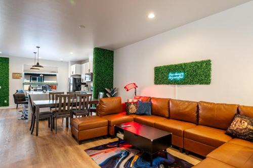 Sheridan House | The Zen Den - Sauna Sleeps 15 & King Bed - Health Amenities
