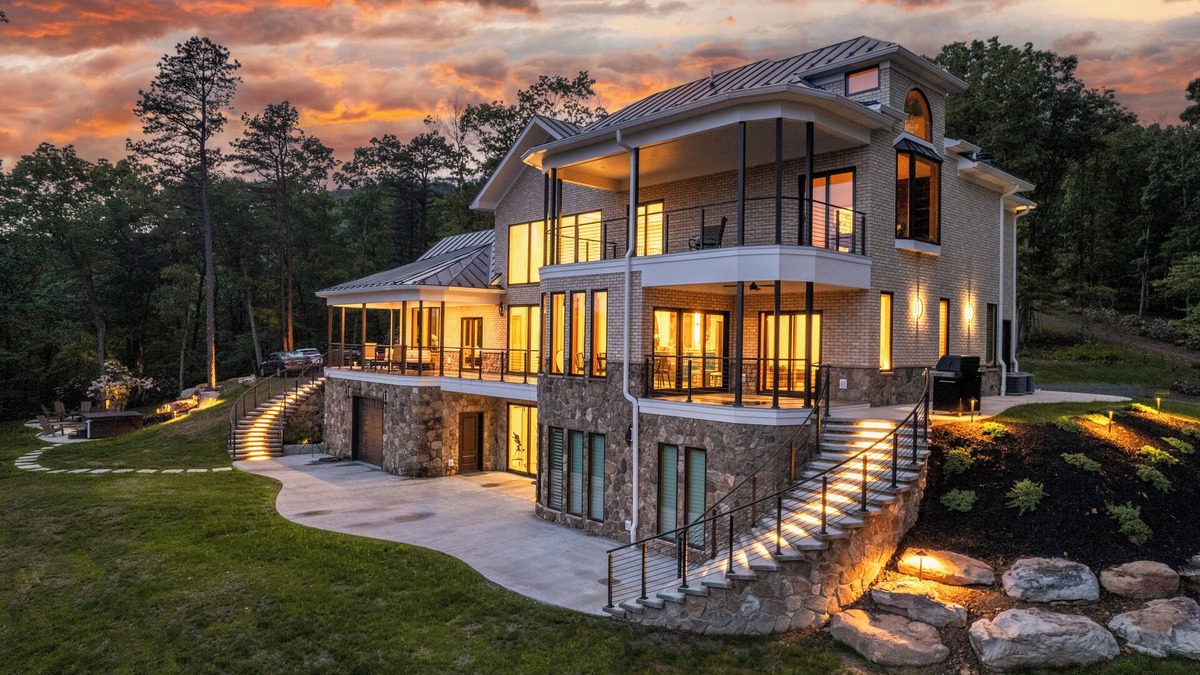 South Fork House | Theater, Hot Tub, Sauna, EV charger & Epic Views!