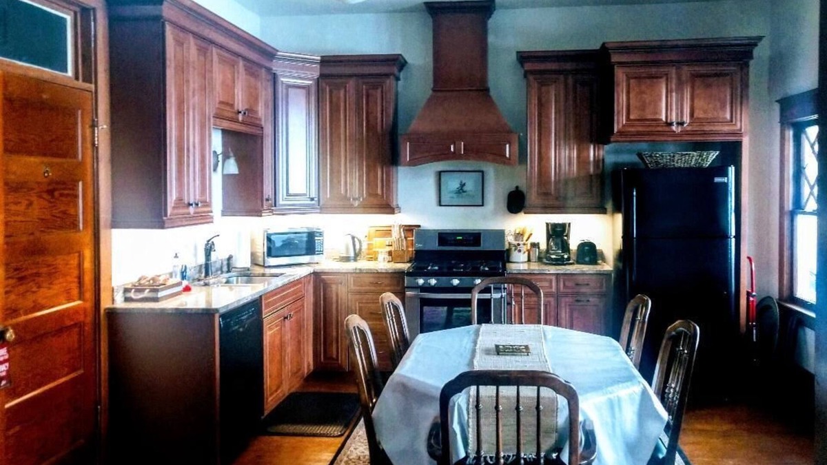 Three Forks Apartment | Thee Forks Mt. Historic 1910 Bryant Hotel 28 Minutes From Bozeman Montana