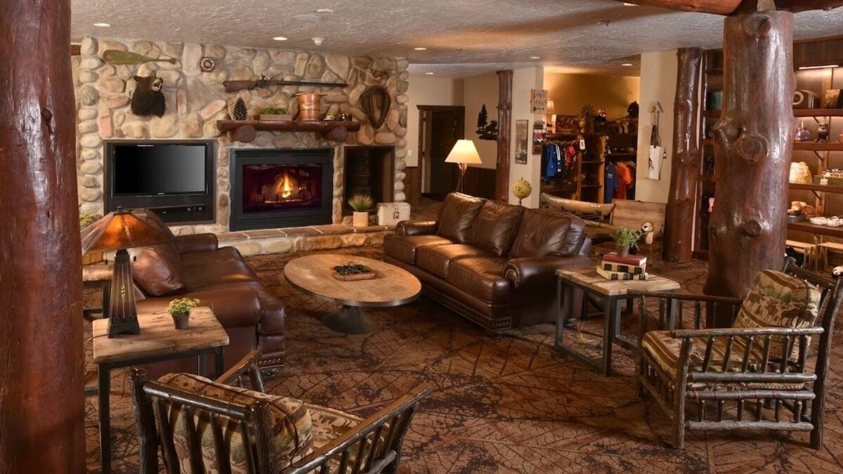 Onalaska Hotel | Theme Suite, Stoney Creek Onalaska, Whirlpool, Living Area | 2 Units