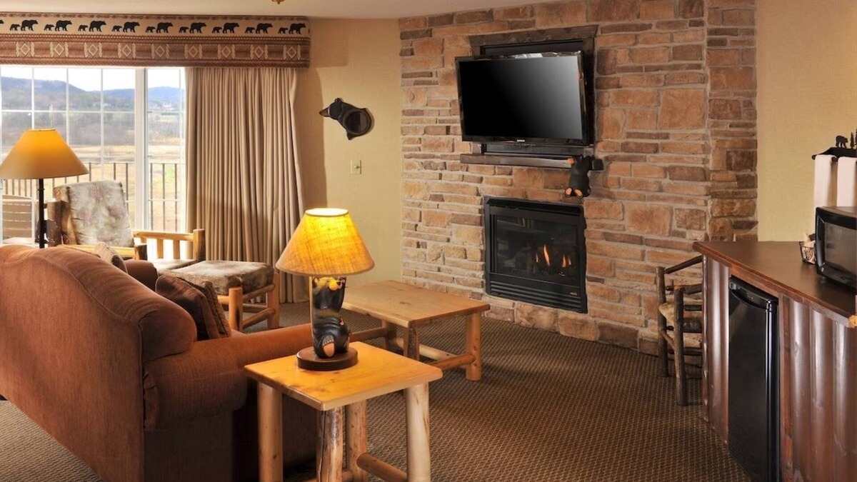 Onalaska Hotel | Theme Suite w/Whirlpool, Living Room, Dry Bar, Stoney Creek Onalaska