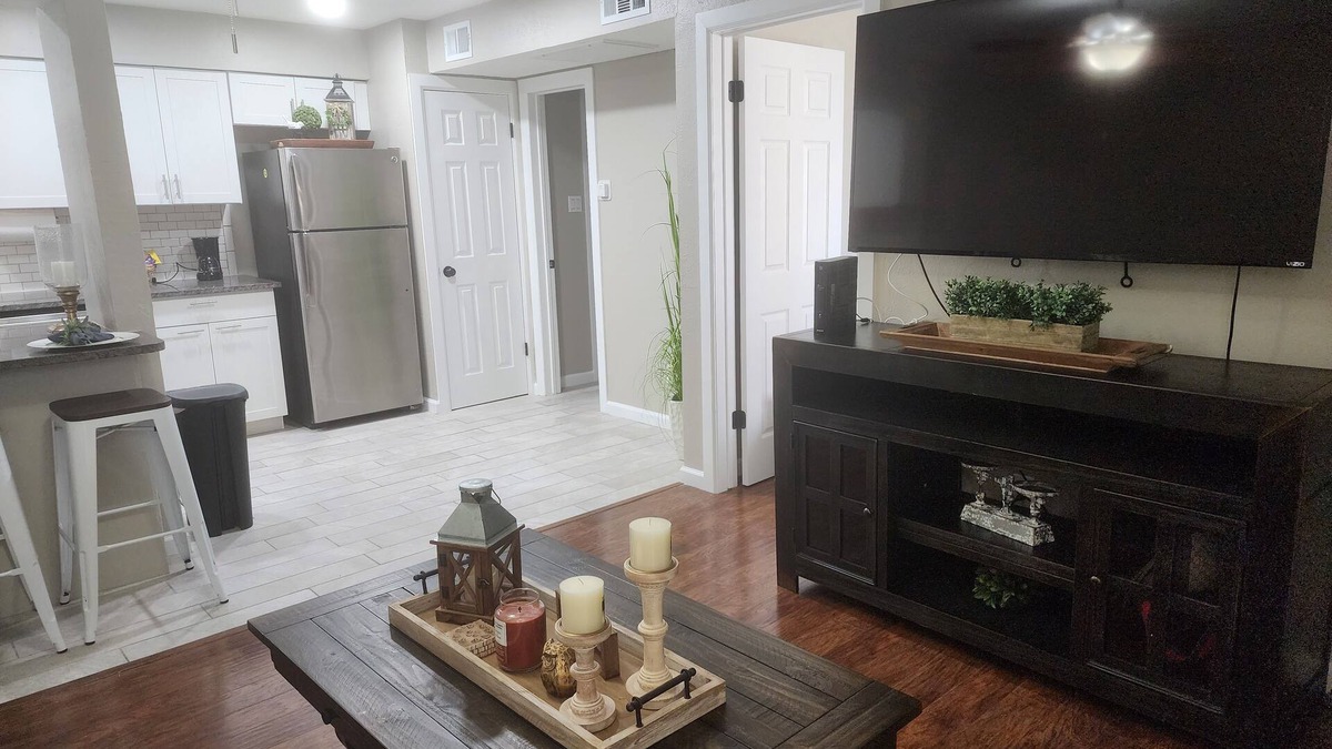 Northwest Dallas Apartment | There are many restaurants close by, it's also accessible to all freeways.