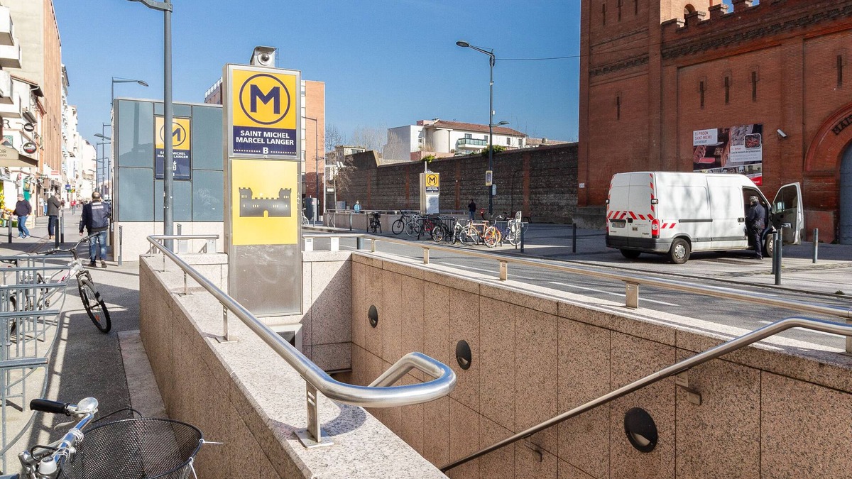 Saint Michel Apartment | Thierry's 1 bedroom flat with clim, wifi and parking at St Michel Station