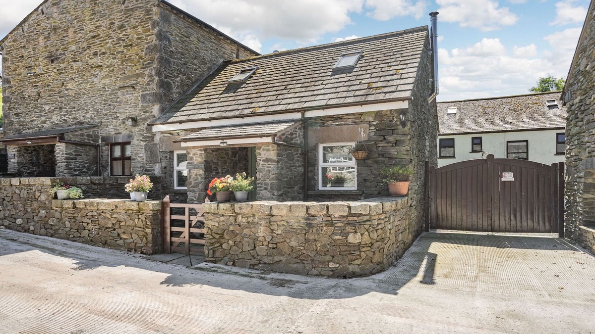 Newland Near Ulverston Cottage | THIMBLE COTTAGE, luxury holiday cottage, with open fire in Pennington