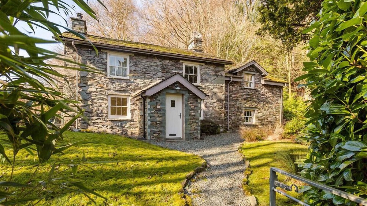 Grasmere Cottage | THIMBLE HALL, romantic, with open fire in Grasmere