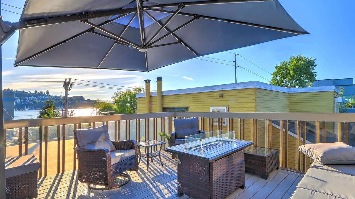 Eastlake Condo | Third floor Condo with deck and stunning views of Lake Union