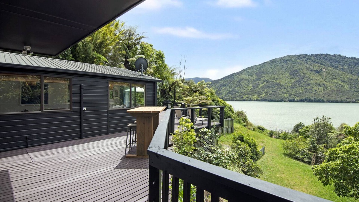 Havelock House | Thirsty Weta Belvue - Havelock Holiday Home