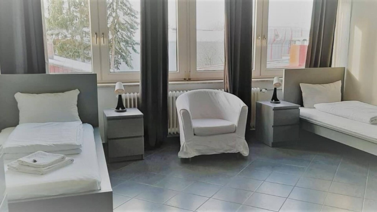 Bramfeld Apartment | This 1-room apartment is located in our apartment house Haldesdorfer Straße and has a double bed, a functional kitchenette including accessories, a dining area and a comfortable sitting area.