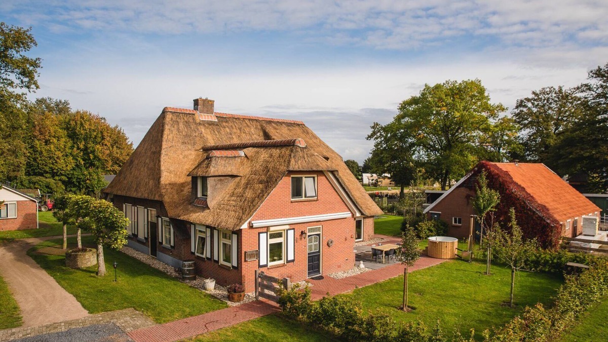 Rijssen Cabin | This 14-person group home has everything, even a hot tub and sauna!