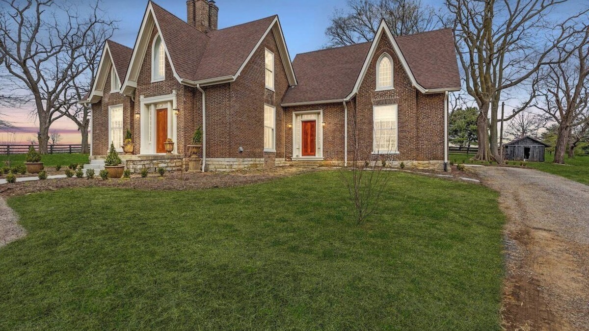 Keene House | This 19th century farmhouse has been given new life with a thoughtful restoration by Castle & Key
