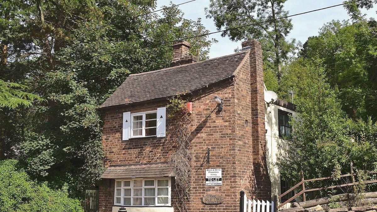 Jackfield Cottage | This 300 year old period property is a perfect touring base.