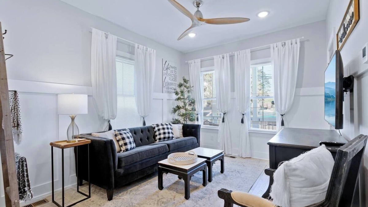 Downtown Apartment | This apartment is a 1 bedroom(s), 1 bathrooms, located in Hampton, VA.