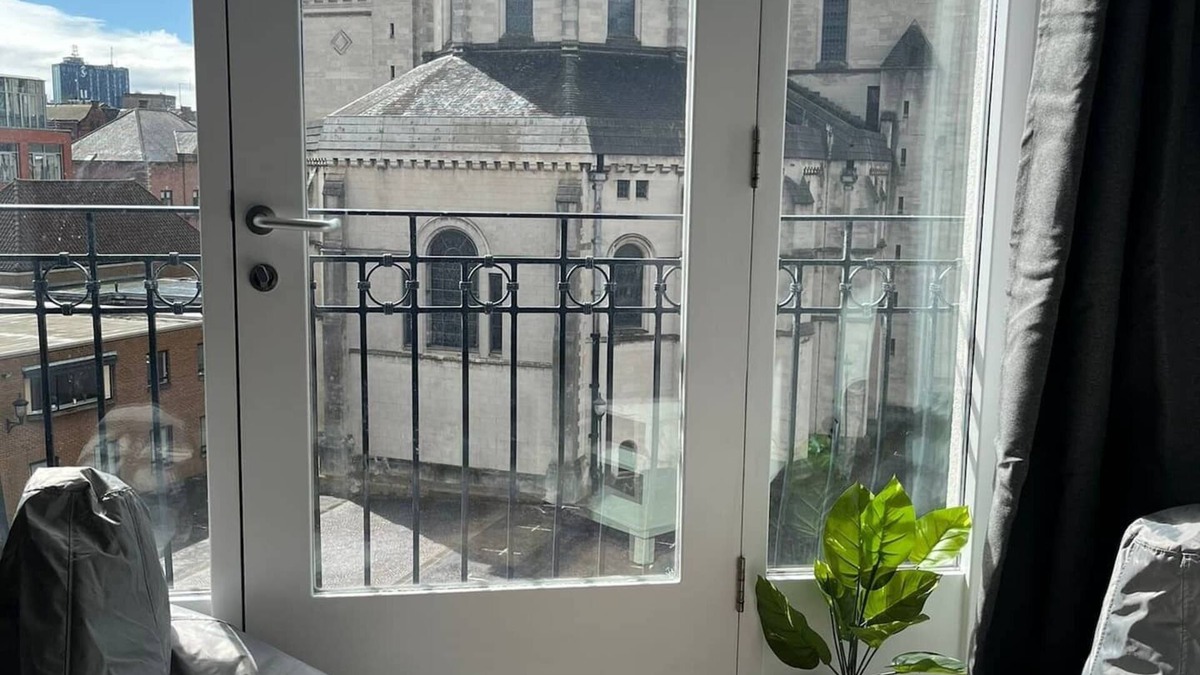 Cathedral Quarter Apartment | This apartment is a 2 bedroom(s), 2 bathrooms, located in Belfast, Northern Ireland.