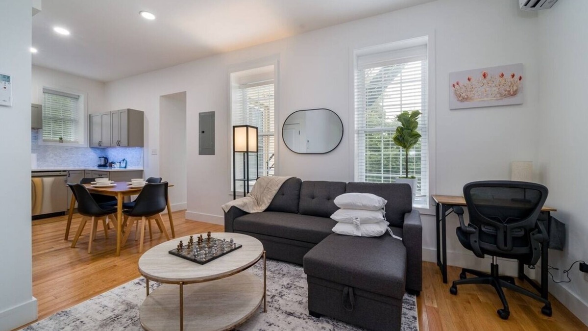 Corn Hill Apartment | This apartment is a 2 bedroom(s), 1 bathrooms, located in Rochester, NY.