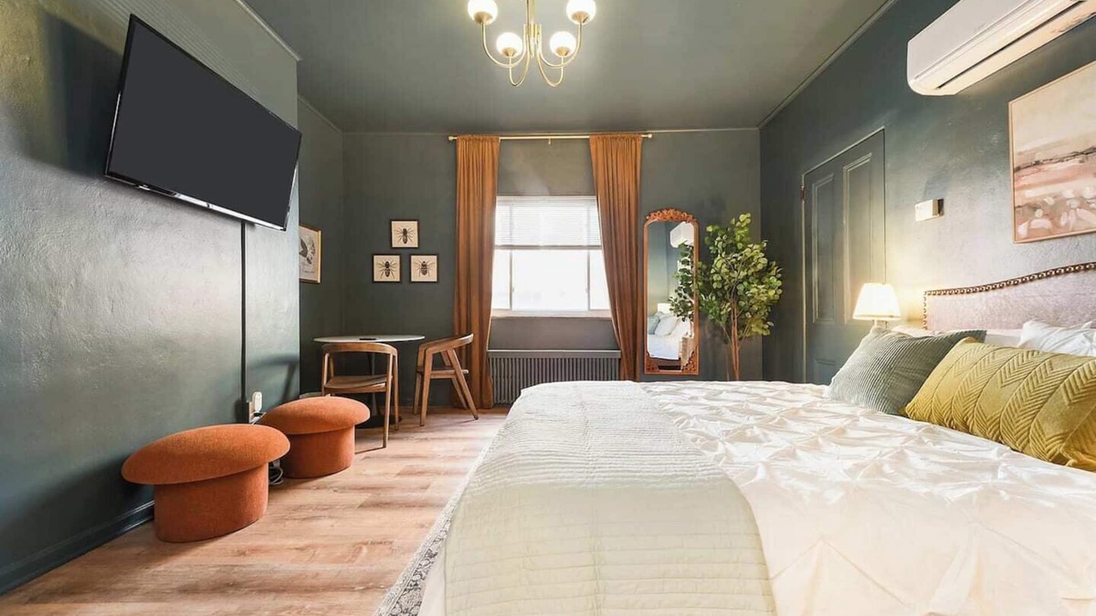 Lawrenceville Apartment | This apartment is a 2 bedroom(s), 1 bathrooms, located in Pittsburgh, PA.