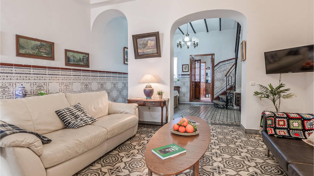 El Pedroso House | This attractive vacation home is the ideal place for a nice and relaxing vacation.