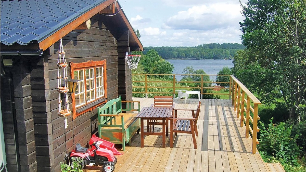 Tranas Municipality House | This beautiful cottage awaits you in a fine location by Lake Noen, in the highlands of Småland and o