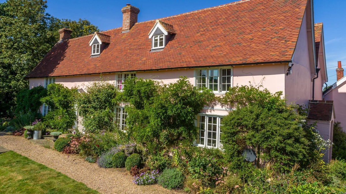 Stowmarket House | This beautiful hall provides all you could want for a wonderful family stay.