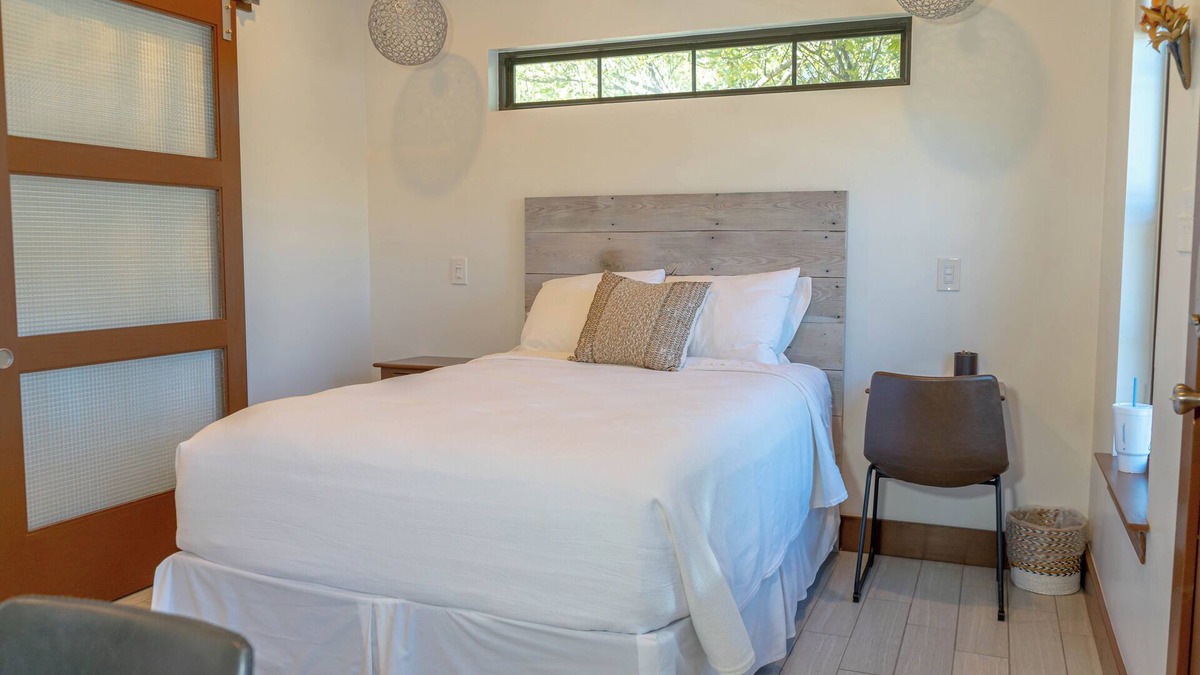 Muenster Bed & Breakfast | This bnb is a 1 bedroom(s), 1 bathrooms, located in Muenster, TX.