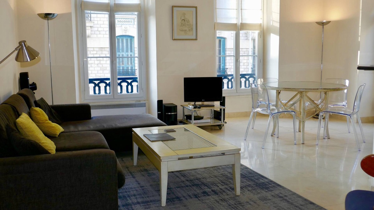 Carabacel Apartment | This bright, spacious apartment is located in the heart of the city.