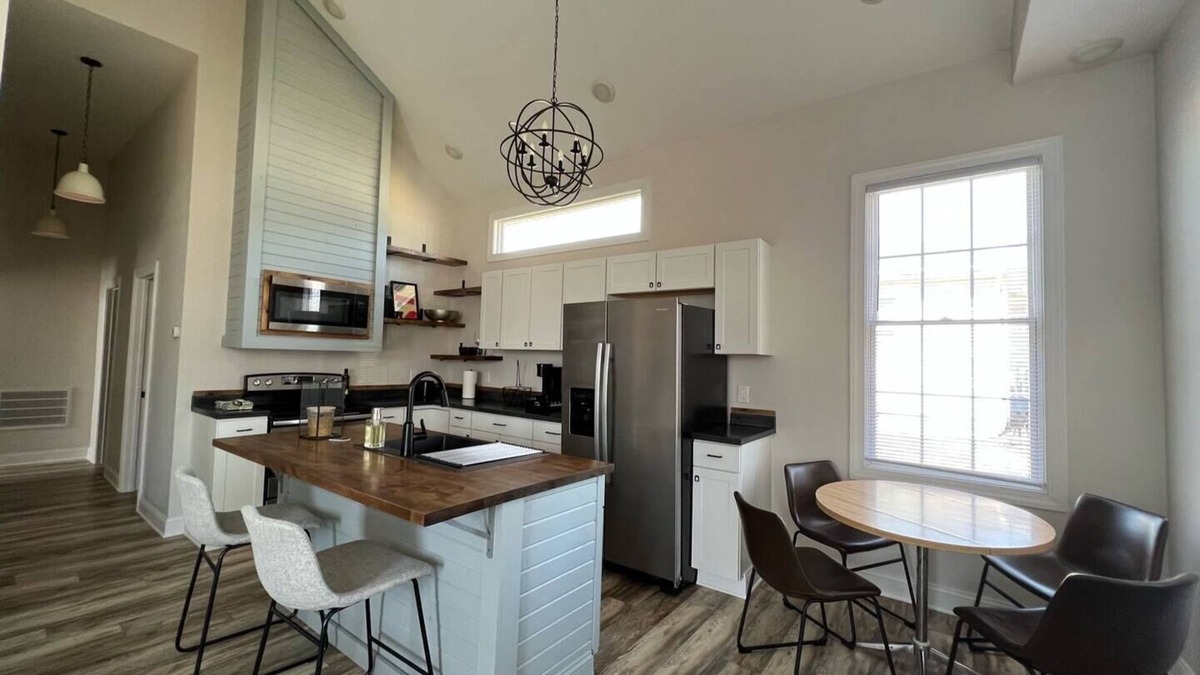 Gas City House | This bungalow is a 2 bedroom(s), 2 bathrooms, located in Gas City, IN.