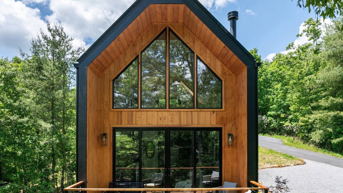 Young Harris Cabin | This cabin is a 1 bedroom(s), 1 bathrooms, located in Young Harris, GA.