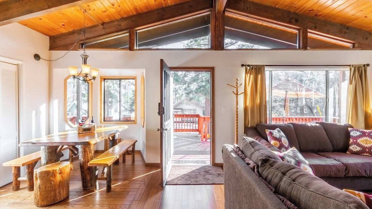 Sugarloaf Cabin | This cabin is a 2 bedroom(s), 2 bathrooms, located in Big Bear, CA.