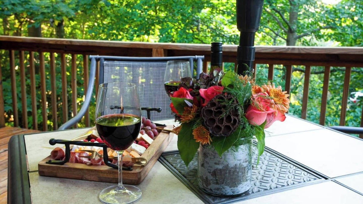 Saugatuck Cabin | This cabin is a 2 bedroom(s), 1.5 bathrooms, located in Saugatuck, MI.