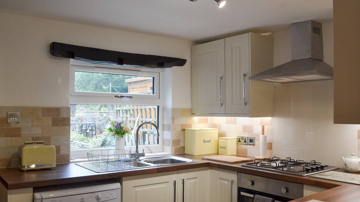 Combs Cottage | This charming stone cottage is perfectly placed for exploring this lovely part of the High Peak.
