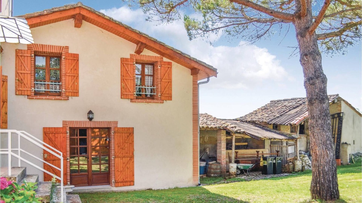 Canals House | This charming cottage is located in a hamlet ideally situated to discover the countryside as well as