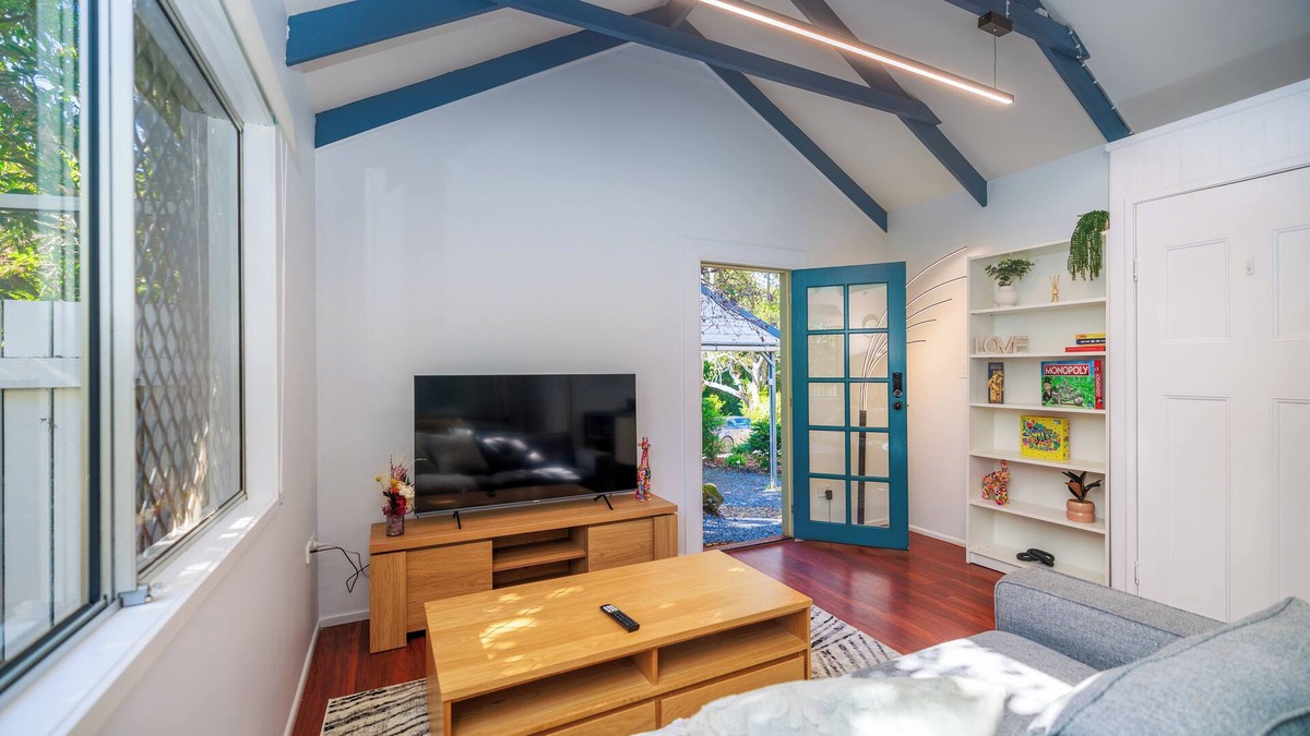 Eagle Heights Cottage | This Cosy one Bedroom Studio is Located 2 Minutes From the Heart of Galley Walk!