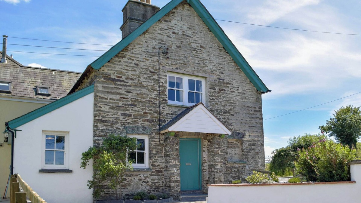 Newchapel Cottage | This cosy semi-detached cottage offers an idyllic couple’s retreat.