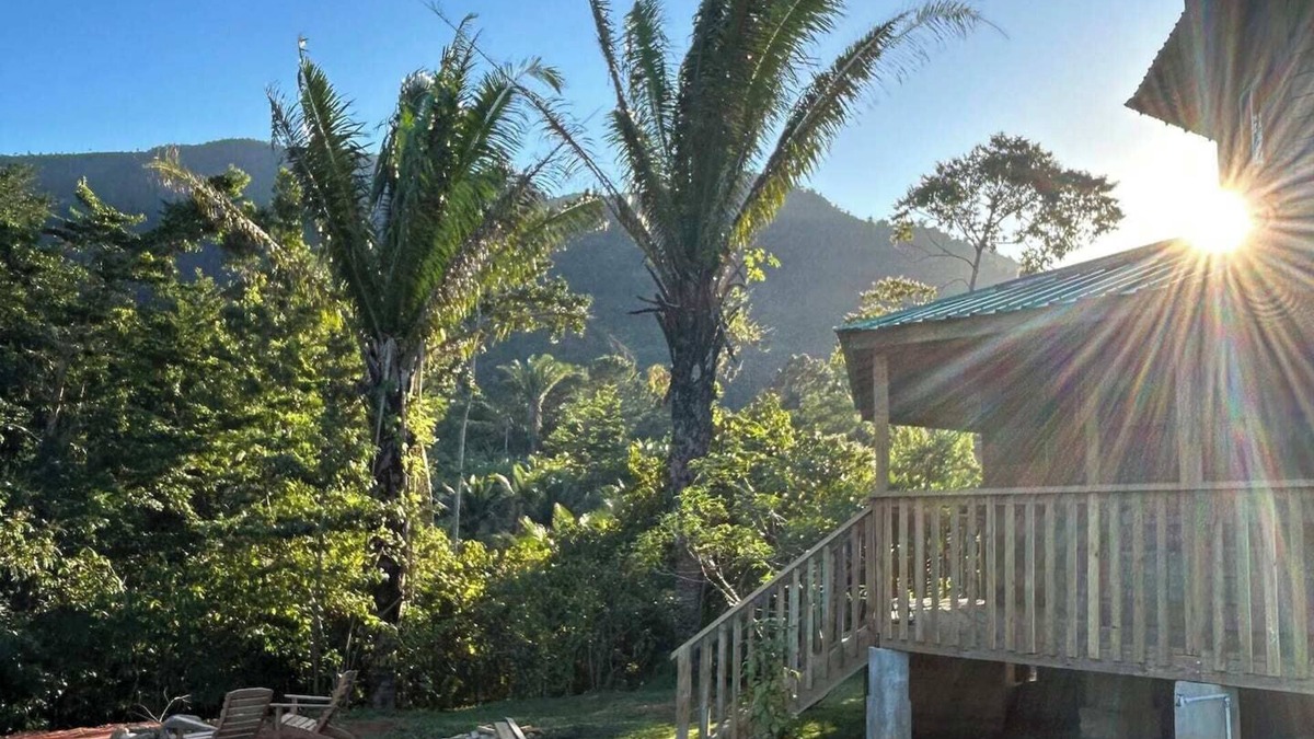 Alta Vista Cottage | This cottage is a 1 bedroom(s), 1 bathrooms, located in Hummingbird Ridge, Hummingbird Highway.