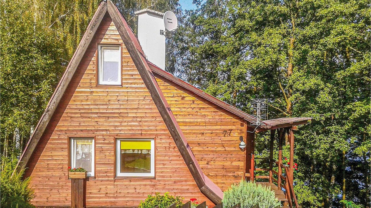 Barczewo House | This cottage is located on a small hill, directly on the lake with its own jetty.