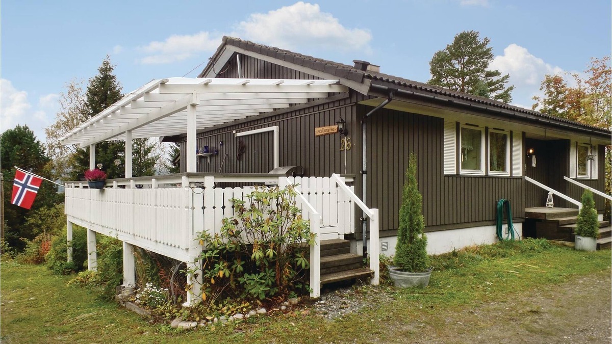 Rendalen House | This cottage is located about 200 meters above the lake Storsjøen.