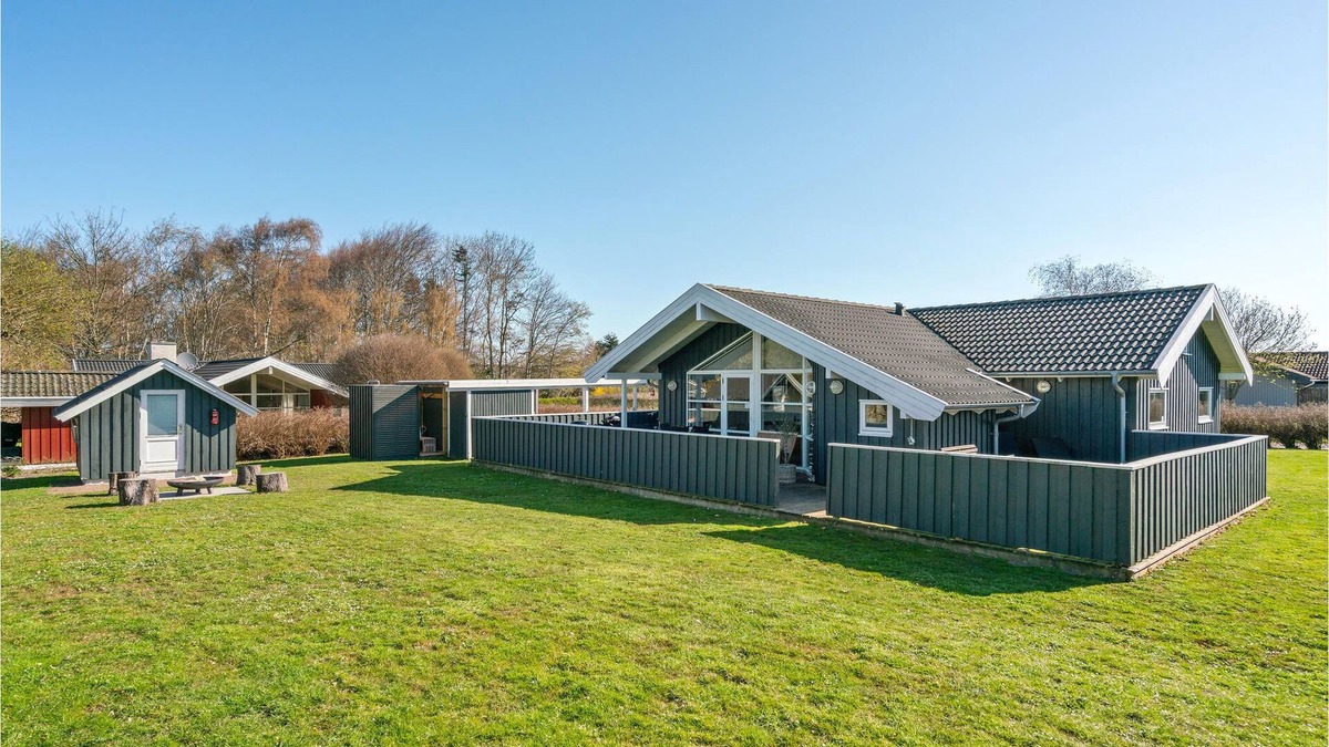 Næs House | This cottage offers ideal conditions for a relaxing vacation with walks on the beach, mountain bike