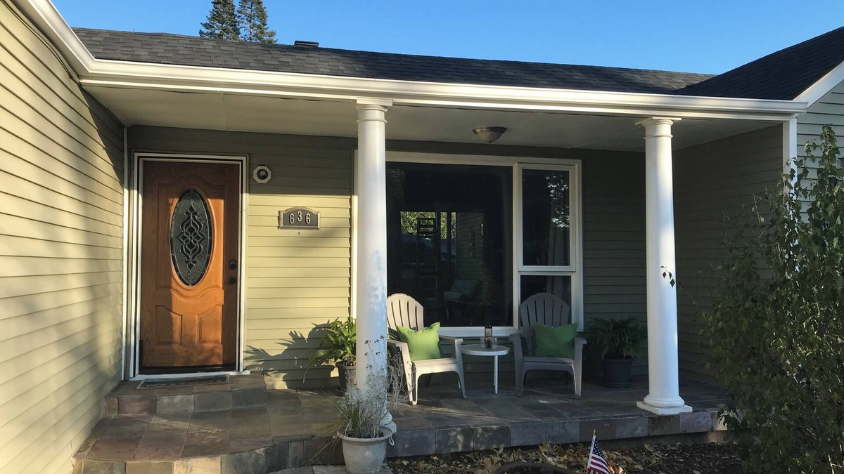 Camas Cottage | This cute well appointed cottage in quiet Camas, WA is just mins away from PDX