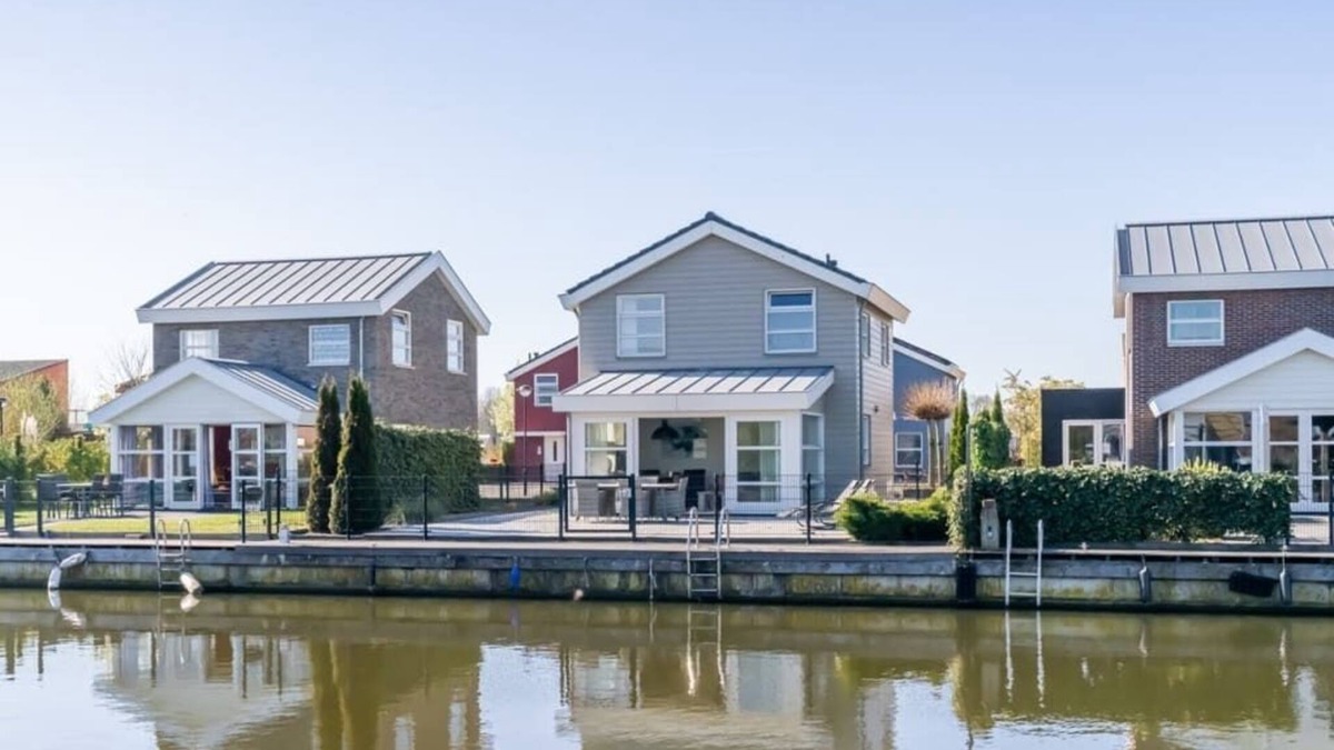 Oude-Tonge House | This detached island house has a modern appearance. The living room is on the ground floor. In the g