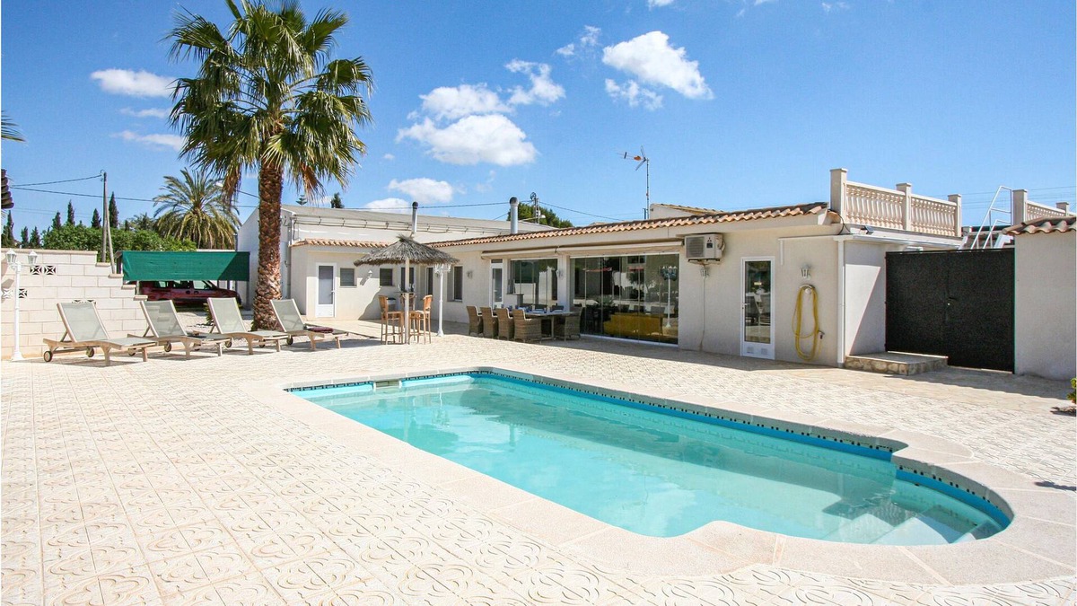 Crevillente House | This dreamlike 3-bedroom vacation terraced house convinces with an equipment that considers every de