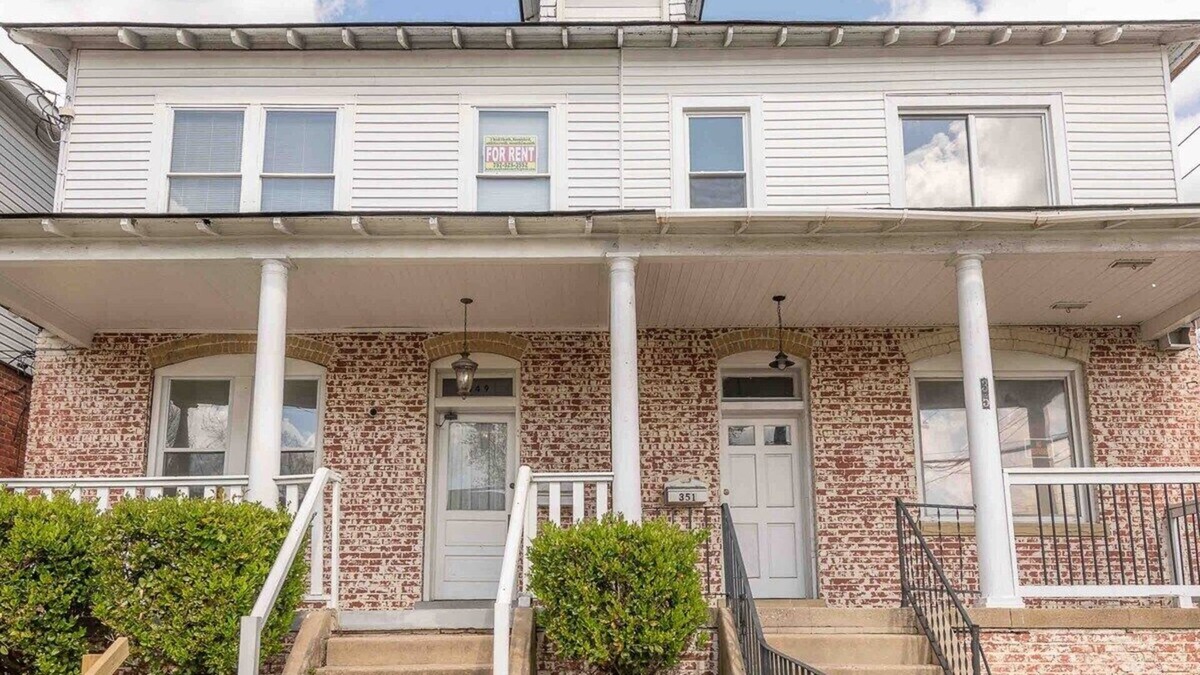 Newport News Apartment | This duplex is a 3 bedroom(s), 1 bathrooms, located in Newport News, VA.