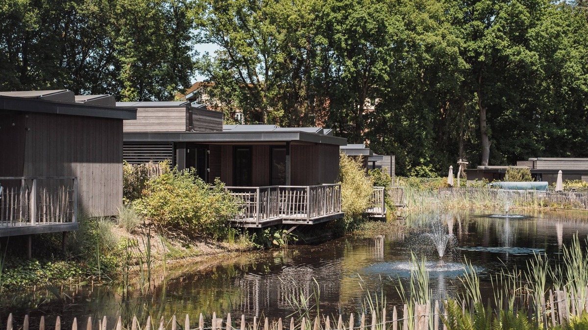 Elst House | This Eco-Lodge is also furnished for six persons, but has an extra hot tub and is situated at the water as well. This means you can relax completely from your own patio and grab your own wellness moment!
