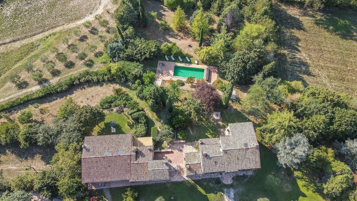 Gualdo Tadino House | This graceful and charming vacation home welcomes you with swimming pool in Gualdo Tadino.