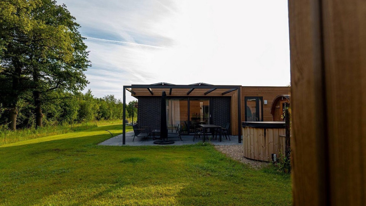 Lattrop House | This holiday home with a private sauna and hot tub features a cozy, homely living room with an open kitchen, 2 bedrooms, and a spacious outdoor area