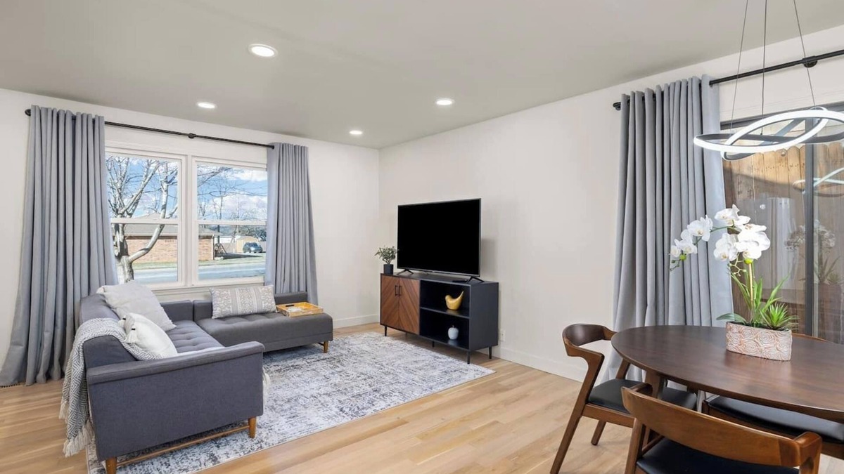 Brookline Station House | This house is a 2 bedroom(s), 1 bathrooms, located in Springfield, MO.