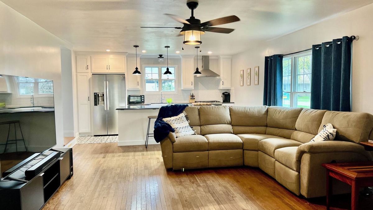 La Porte House | This house is a 2 bedroom(s), 2 bathrooms, located in La Porte , IN.