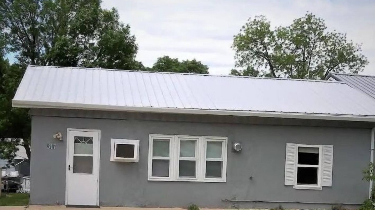 Pierre House | This house is a 2 bedroom(s), 1 bathrooms, located in Filmore, SD.