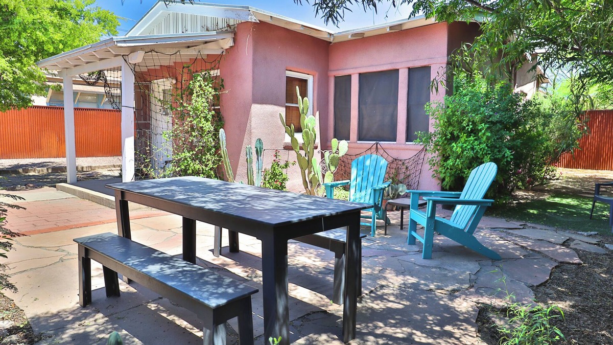 West University House | This house is a 2 bedroom(s), 2 bathrooms, located in Tucson, AZ.