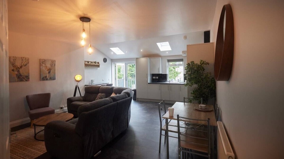 Larkhall House | This house is a 3 bedroom(s), 2 bathrooms, located in Stonehouse, Scotland.