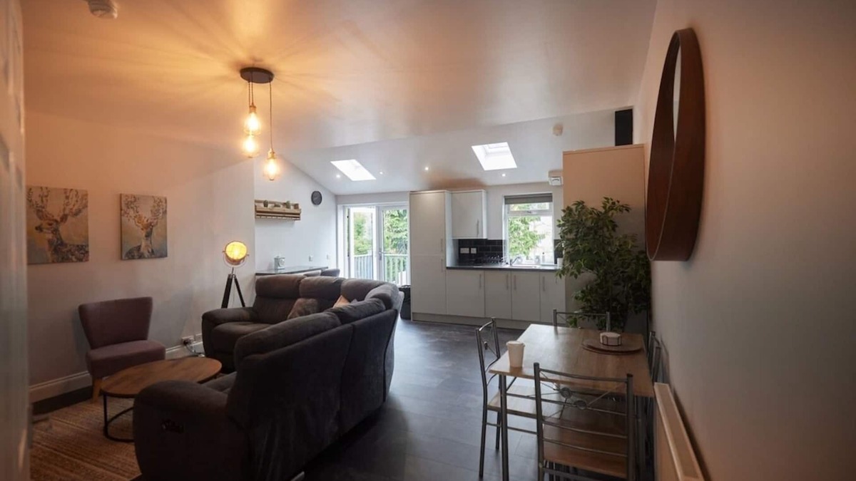 Larkhall House | This house is a 3 bedroom(s), 2 bathrooms, located in Stonehouse, Scotland.